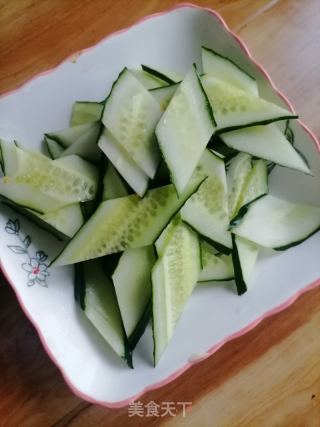 火腿肠炒黄瓜的做法步骤：1