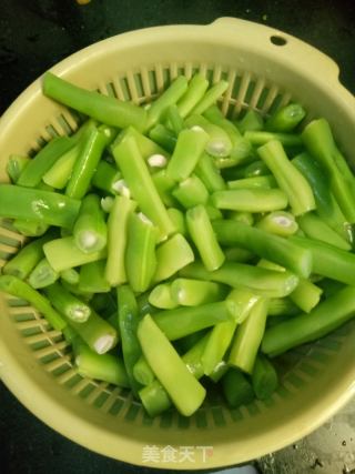 西红柿炒豆角的做法步骤：2