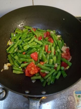 西红柿炒豆角的做法步骤：5