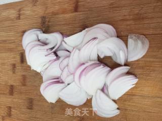 包菜炒洋葱的做法步骤：2