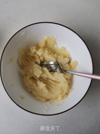 虾仁土豆泥塔的做法步骤：1