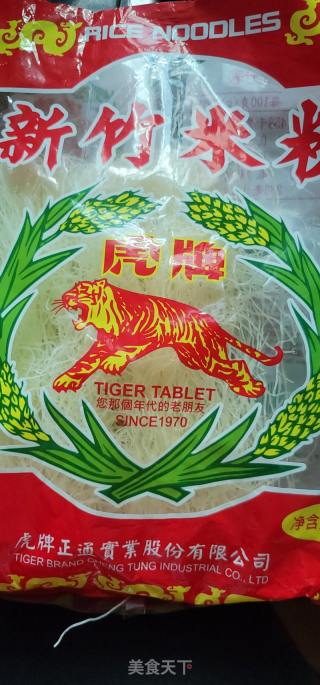 香肠炒新竹米粉的做法步骤：1