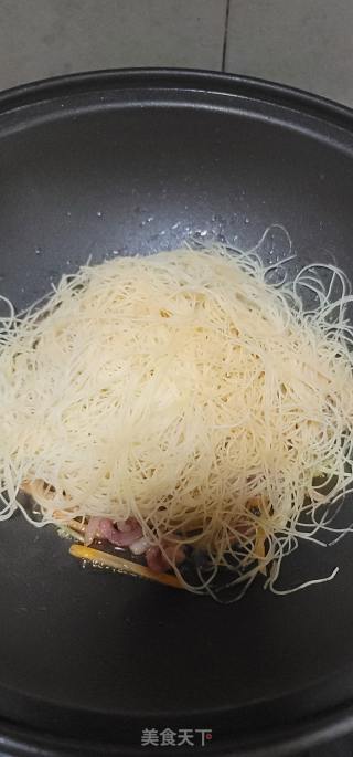 香肠炒新竹米粉的做法步骤：7