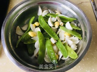 荷兰豆炒百合银杏果的做法步骤：1