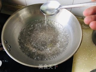 荷兰豆炒百合银杏果的做法步骤：2