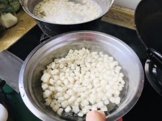 鸡肉炒疙瘩的做法步骤：2