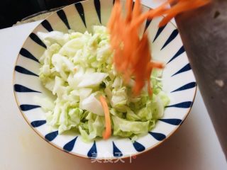 生拌莲花菜胡萝卜丝的做法步骤：1