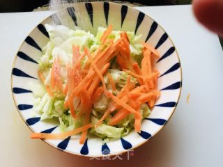 生拌莲花菜胡萝卜丝的做法步骤：2