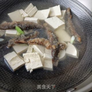 泥鳅炖豆腐的做法步骤：4