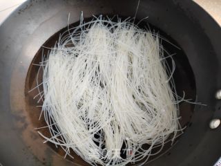 包菜豆角炒米粉的做法步骤：1