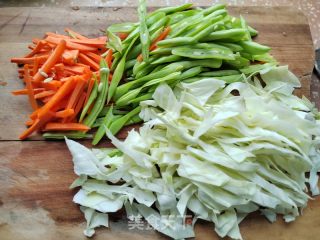 包菜豆角炒米粉的做法步骤：2