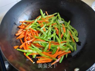 包菜豆角炒米粉的做法步骤：3