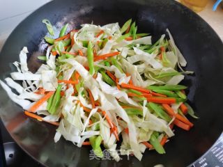 包菜豆角炒米粉的做法步骤：4