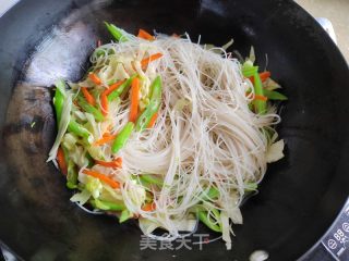 包菜豆角炒米粉的做法步骤：5
