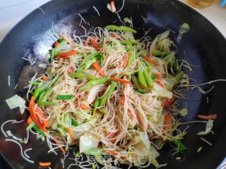 包菜豆角炒米粉的做法步骤：6