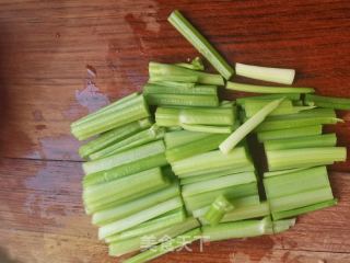 芹菜拌卤牛肉的做法步骤：3