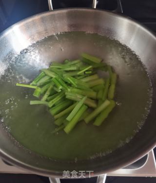 芹菜拌卤牛肉的做法步骤：5