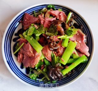 芹菜拌卤牛肉的做法步骤：8
