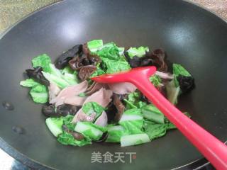 黑木耳猪舌头炒毛毛菜的做法步骤：6