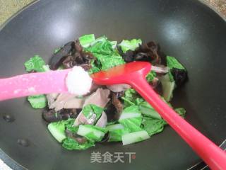 黑木耳猪舌头炒毛毛菜的做法步骤：7