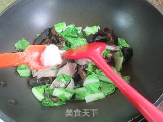 黑木耳猪舌头炒毛毛菜的做法步骤：8