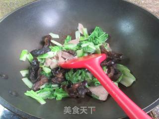 黑木耳猪舌头炒毛毛菜的做法步骤：9