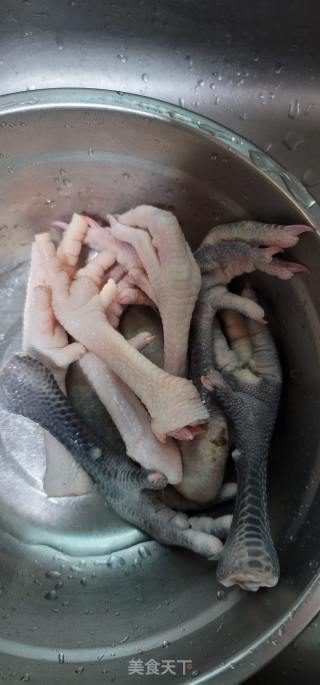 苹果胡萝卜鸡脚汤的做法步骤：1