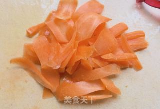 胡萝卜木耳炒虾仁的做法步骤：1