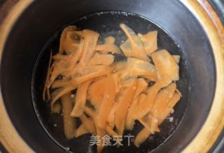 胡萝卜木耳炒虾仁的做法步骤：2