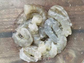 胡萝卜木耳炒虾仁的做法步骤：3