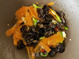 胡萝卜木耳炒虾仁的做法步骤：9