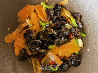胡萝卜木耳炒虾仁的做法步骤：10