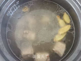 排骨汤煮黄花鱼丸的做法步骤：1