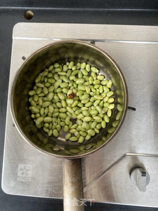 虾仁猪心烧毛豆的做法步骤：3