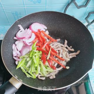 双椒炒肉丝的做法步骤：6