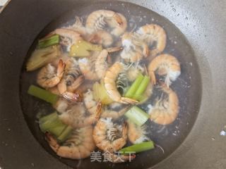 洋葱木耳拌虾仁的做法步骤：1