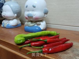 牛肉青红椒炒干巴菌的做法步骤：2