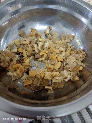 沙虫干贝刀鳅黄鳝粥的做法步骤：2
