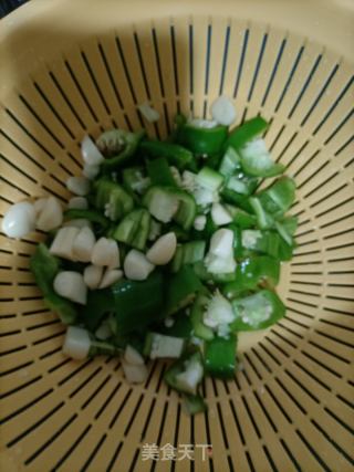 青椒炒豆腐干的做法步骤：2