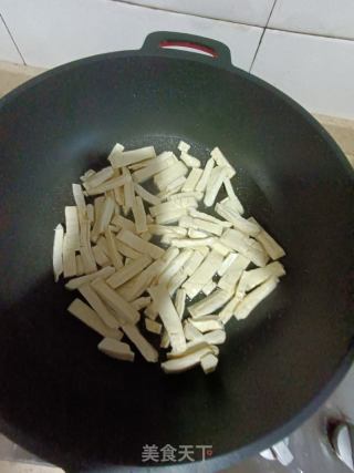 青椒炒豆腐干的做法步骤：4