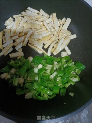 青椒炒豆腐干的做法步骤：6