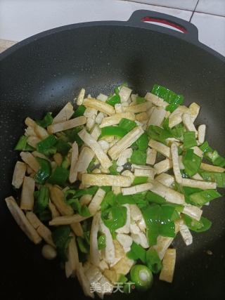 青椒炒豆腐干的做法步骤：7