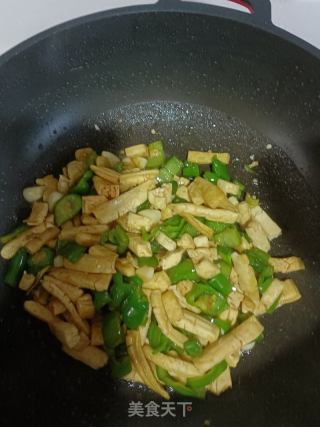 青椒炒豆腐干的做法步骤：8