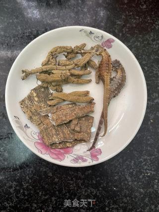 海马炖龙骨的做法步骤：1