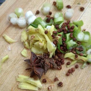 五花肉烧咸菜疙瘩的做法步骤：7