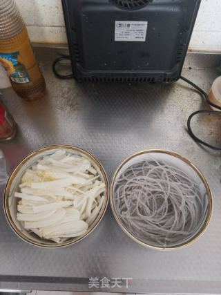 白菜炒粉条的做法步骤：1
