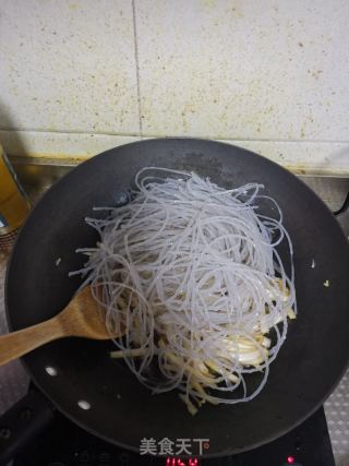 白菜炒粉条的做法步骤：3