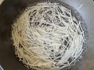 小白菜金针菇拌虾仁的做法步骤：3