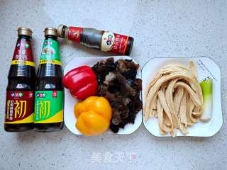 彩椒烧腐竹的做法步骤：1