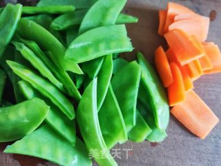 胡萝卜木耳拌荷兰豆的做法步骤：2